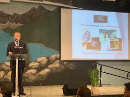 Dr. Wang, inventor of the world’s first amniotic membrane contact lens, presented about AMCL