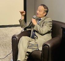 Dr. Wang participates in discussion with  panelists and audience