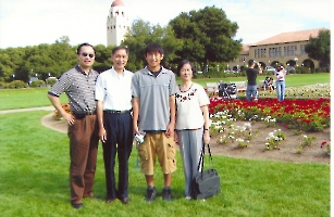 A three-generation family portrait of Dr. Wang, his son Dennis, and his parents. 王医师一家三代合影