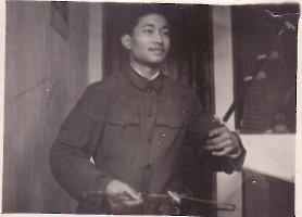 Ming plays er-hu during Cultural Revolution 王医师在动乱时期不能读书，为了逃避上山下乡，他学了二胡和跳舞