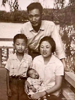 Mingxu Wang and family by West Lake.王明旭一家， 西湖边上