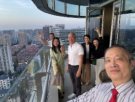 With Aier colleagues和爱尔同事们在一起